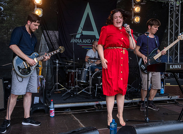 Klick zum Vergrößern Anna and a Riot