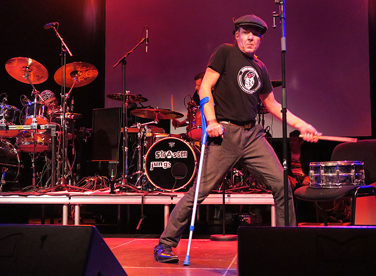 Strassenjungs Der Drummer Mit Dem Holzbein