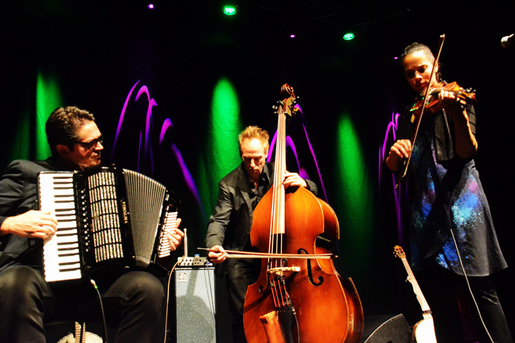 Klick zum Vergrößern Francesco Turrisi, Jason Sypher, Rhiannon Giddens