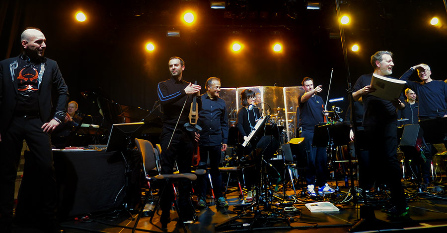 Klick zum Vergrößern Attila Csihar & Ensemble Modern